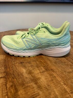 New Balance Fresh Foam Women's Light Green Running Shoes Size 10